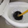 Как да отпушите тоалетна у дома: преглед на най-ефективните методи