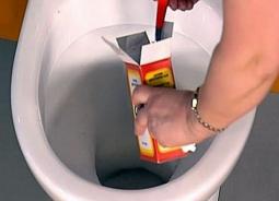 Jak odetkać toaletę, gdy jest zatkana rozpryskami, napojami gazowanymi lub liną