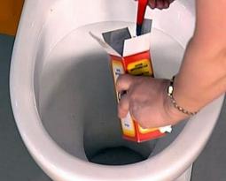 Как да отпушите тоалетна, когато е задръстена от пръски, сода или въже